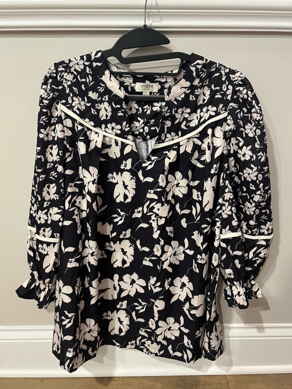 Umgee Black and Off White Floral Puff Sleeve Top